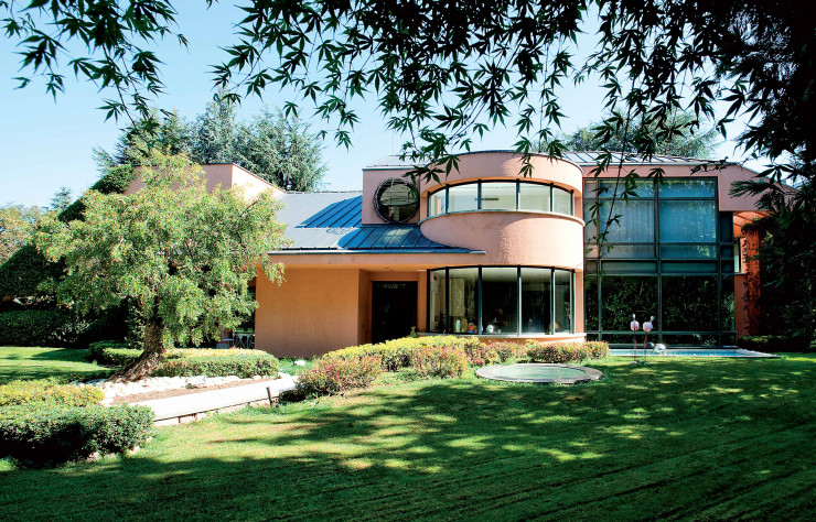 La maison achevée en 1993 est l’œuvre des architectes Dario Caimi et Franco Asnaghi. Eux-mêmes originaires de Meda, ils se sont inspirés des principes de l’Américain Frank Lloyd Wright.