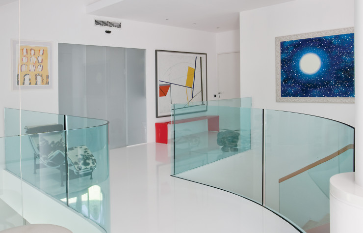 À travers le garde-corps transparent, on aperçoit, à gauche, une chaise longue LC4 de Le Corbusier, Pierre Jeanneret et Charlotte Perriand (Cassina) et, à droite, Le Banc de Xavier Lust (MDF Italia).