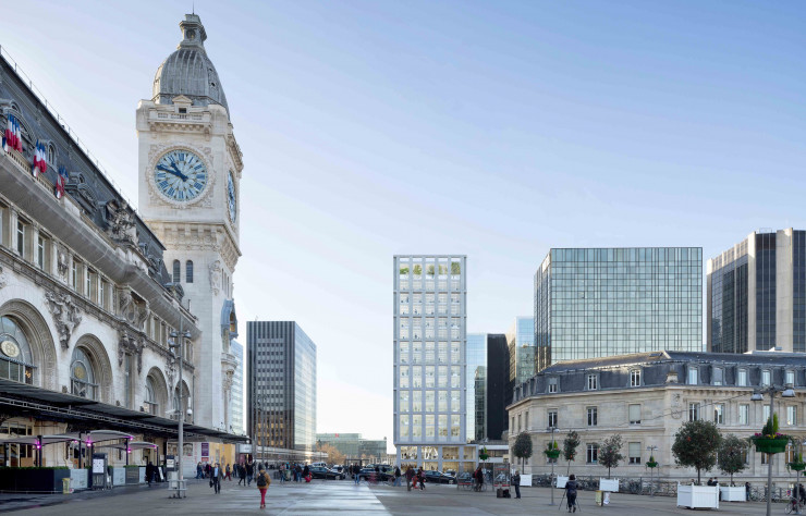 En collaboration avec l’agence DTACC, Data signe également la valorisation et l’extension d’un immeuble de grand hauteur situé à Paris, le long de la gare de Lyon (au centre).