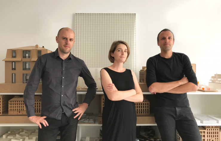 De gauche à droite, Colin Reynier, Sylvia Bourgoin, future associée de l’agence, et Léonard Lassagne dans les locaux de DATA à Bagnolet (93).