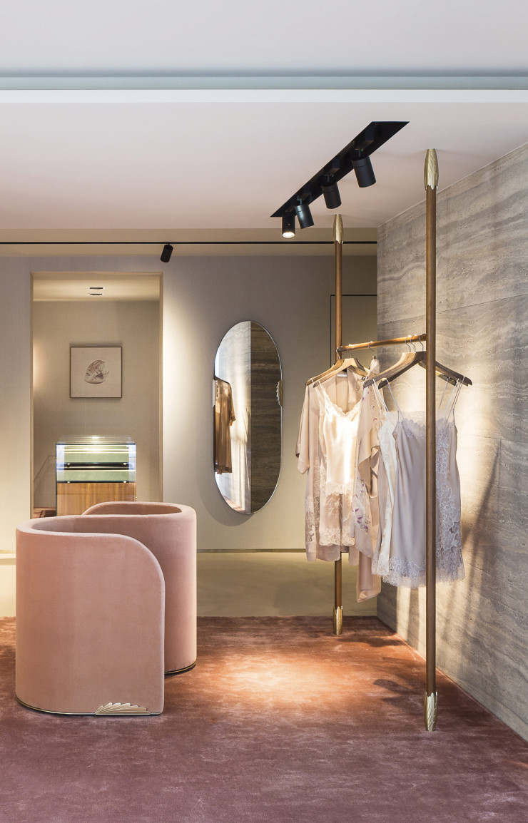 La première boutique réalisée par le duo est celle de la marque de lingerie de luxe Carine Gilson, à Bruxelles. Les matières de Pierre Frey y sont à l’honneur.