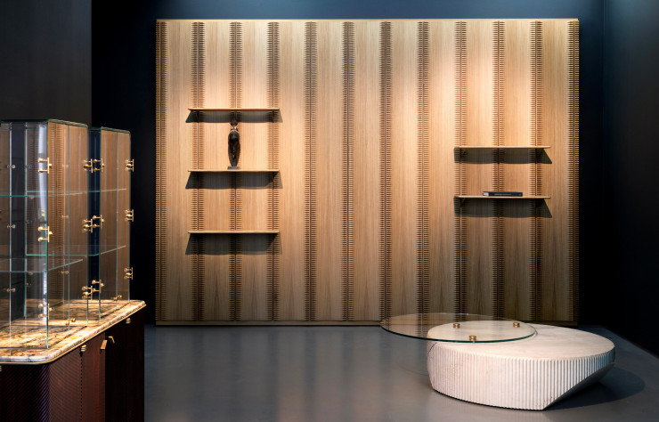 Lambris et étagère en bois présentés à l’exposition « Supernova » à la Carpenters Workshop Gallery, à Paris, en 2018.