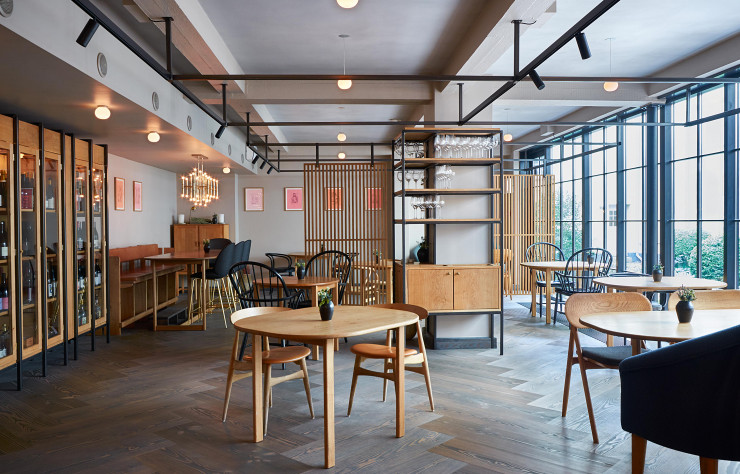 Le restaurant Kadeau, à Copenhague, livré en 2015, a tellement convaincu Massimo Orsini, directeur de Mutina, qu’il y est revenu avec plusieurs membres de son équipe leur montrer l’usage de la céramique.