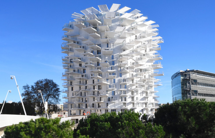 L’Arbre blanc, lumineuse « folie » architecturale de 17 étages, étend ses branches pour offrir un espace extérieur avec vue à chacun des 110 appartements dont elle est constituée.