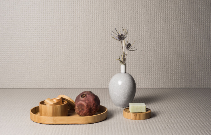 Pour le spécialistes du bambou Kohchosai Kosuga, OeO Studio crée, en 2018, la collection « Plateau », des accessoires pour la maison, notamment pour la salle de bains, inspirés des paysages japonais en terrasses.