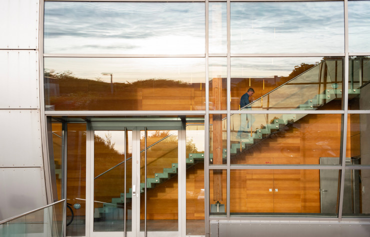 S’il peut sembler austère de l’extérieur, le bâtiment se révèle très accueillant et sert véritablement le propos de la marque. Sa structure en verre et en aluminium intègre plus de 200 m2 de panneaux solaires.