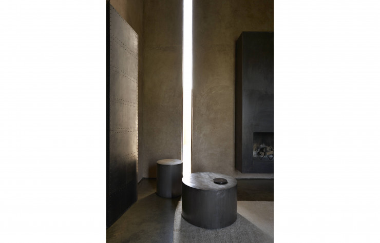 Salon et salle de bains de la villa D, à al Ouidane, au Maroc. Pour ce projet réalisé en 2004, Studio KO a utilisé majoritairement le béton et la pierre, donnant à l’ensemble une élégante rigueur.