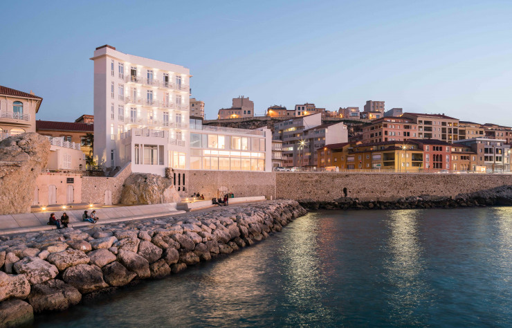 L’hôtel est situé dans l’Anse des Catalans, à deux pas du Vieux-Port.