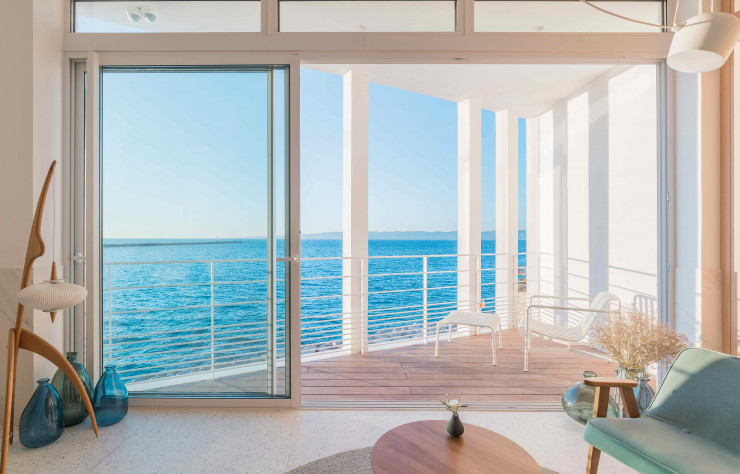 L’hôtel Bords de Mer maximise lui aussi les ouvertures sur la Côte d’Azur.