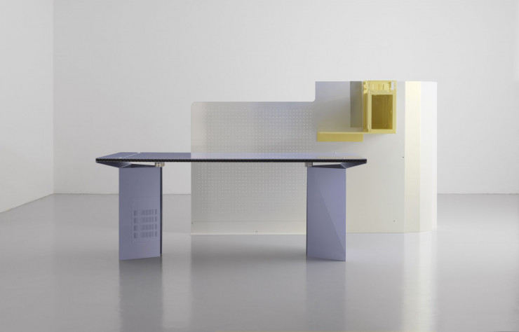 Le mobilier Ore Streams, créé à partir de déchets électroniques par le duo Formafantasma (Simone Farresin et Andrea Trimarchi), est actuellement exposé à la Triennale dans le cadre de l’exposition « Broken Nature ».