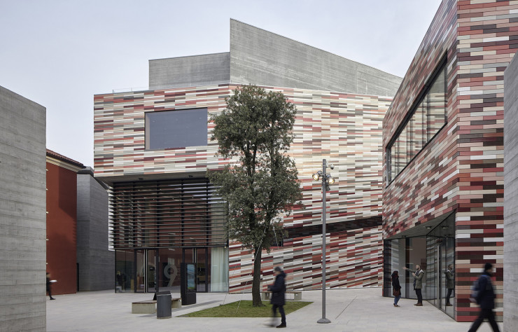 Divisé en deux bâtiments, le musée en profite pour cadrer une nouvelle place publique.