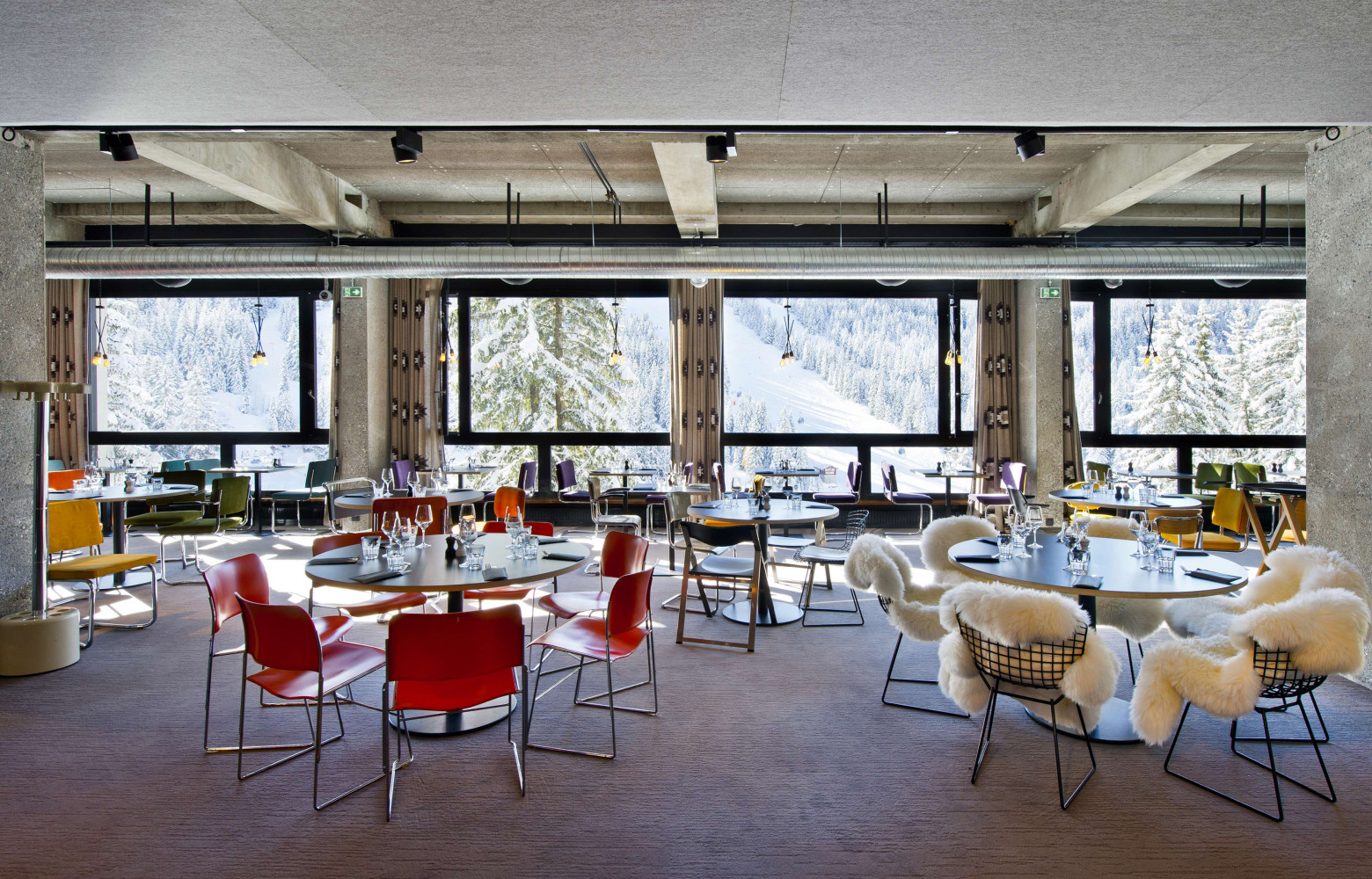 À l’hôtel Totem de la station Terminal Neige, à Flaine, dans les Alpes, l’architecte Laure Pantel (Moa...