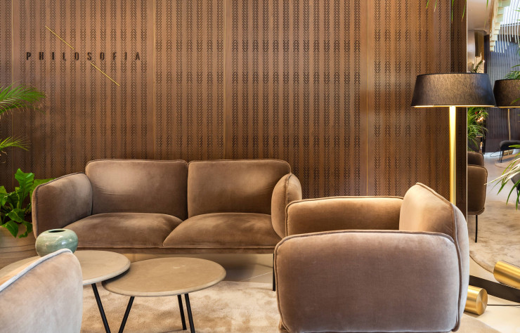 Les murs du hall et du salon de l’hôtel Sofia, à Barcelone, sont recouverts de grands panneaux acoustiques de bois perforé. Ils sont issus de la collection innovante « Obersound » réalisée en collaboration avec Studio 5.5. Ici, le modèle Jersey en noyer soyeux.