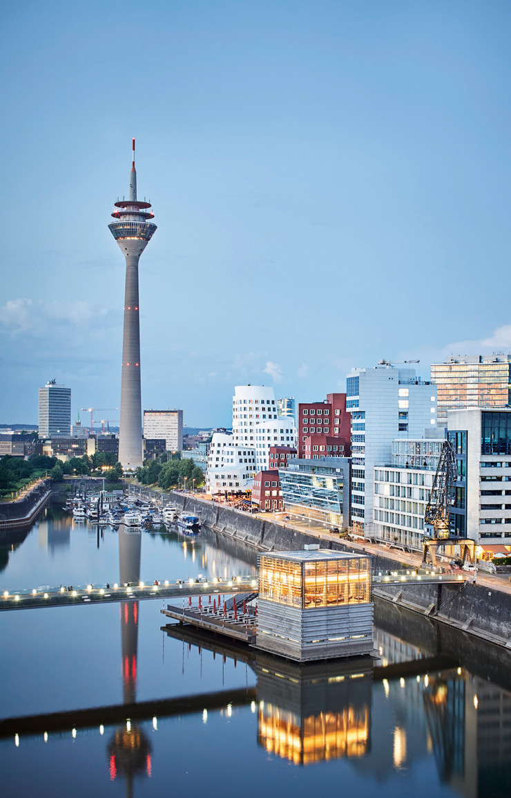 Située dans le Medienhafen, la tour de la télévision de la ville, Rheinturm Düsseldorf (1981), domine les constructions plus nouvelles telles que Neuer Zollhof et le restaurant gastronomique Lido Hafen, installé dans un cube de bois et de verre posé sur le Rhin.
