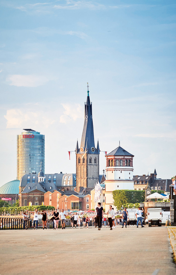 Avec la Rheinuferpromenade, achevée en 1994, les architectes spécialistes de l’aménagement urbain Niklaus Fritschi, Benedikt Stahl et Günter Baum ont offert aux habitants de Düsseldorf et à ses visiteurs un espace de déambulation unique entre la vieille ville et le Rhin.