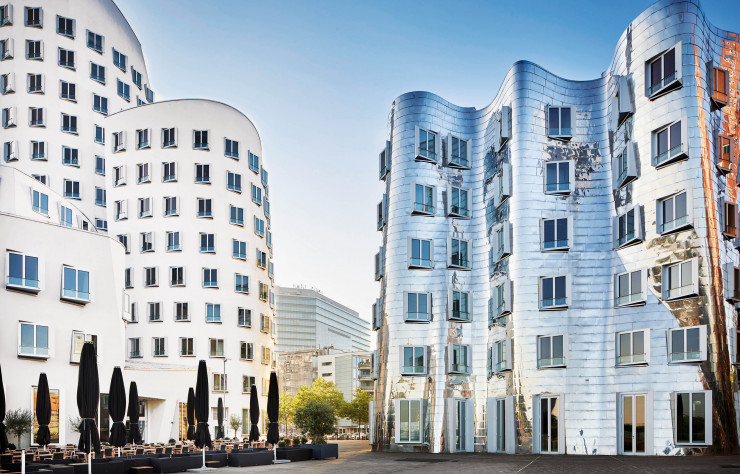 Dans le récent Medienhafen (port des Médias), les trois immeubles de bureaux « dansants » de Neuer Zollhof (1998) sont une réalisation de Frank Gehry en collaboration avec BM+P Architekten. Cet ensemble symbolise la renaissance et la force d’innovation de Düsseldorf en tant que place économique.