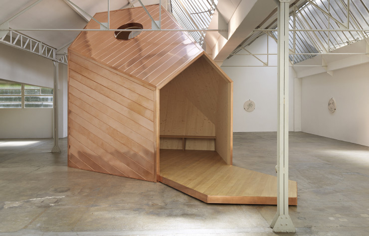 Le goût de Thomas Schütte pour les rapports d’échelles s’exprime dans des œuvres qui relèvent parfois de l’architecture, comme, ici, Kristall II (2014), une construction en cuivre et en bois qui s’inspire de la forme de ce verre précieux.