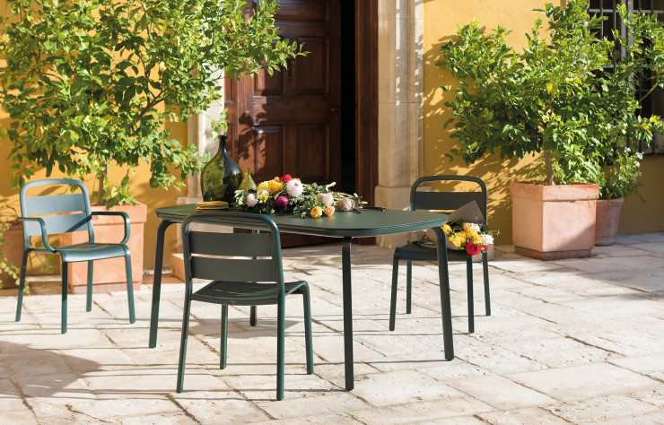 Table Small et chaises de la ligne « Marumi », en aluminium thermolaqué. Le plateau est aussi disponible en céramique ou en teck.