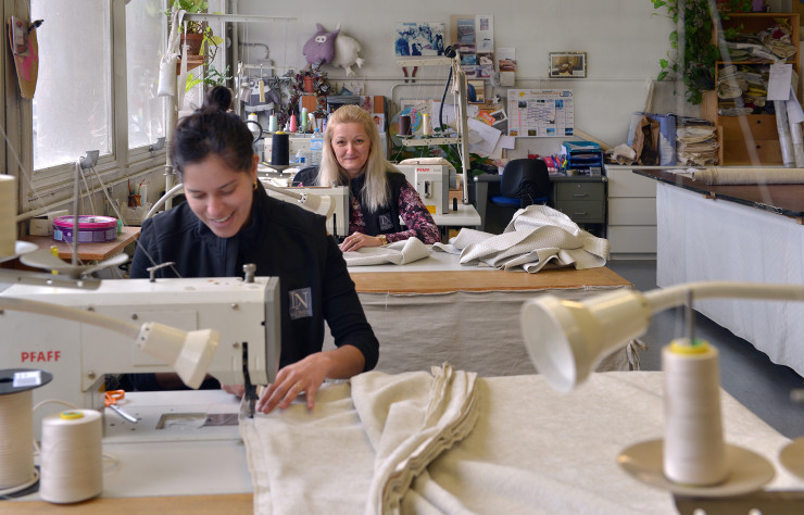 L’atelier de couture : on y confectionne les habillages des têtes de lit et des sommiers.