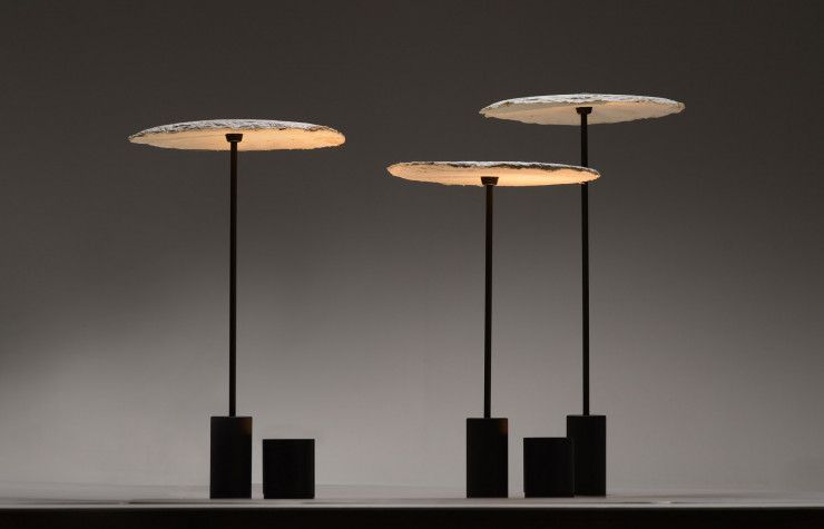 Les lampes de Nir Meiri explorent le potentiel de cultures bactériennes comme mode de production.