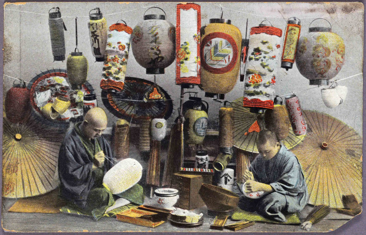 Fabricants de lanternes en papier dits « chōchin » peignant (début du XXe siècle).