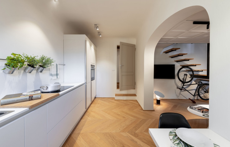 A l’image de l’appartement, la cuisine est aussi minimaliste que fonctionnelle, notamment grâce au cellier qui la jouxte.