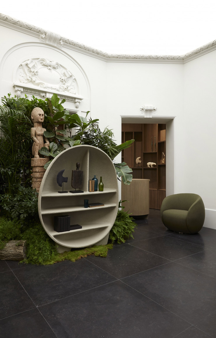 Toujours dans la collection « Nativ », la bibliothèque « Primordial » et le fauteuil « Dot », exposés au showroom Roche Bobois du boulevard Saint-Germain.