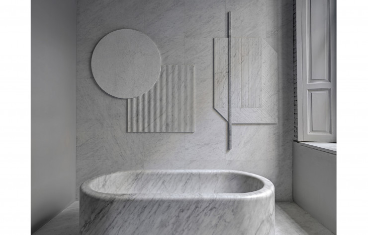 L’installation démontre les immenses qualités esthétiques du marbre de Carrare.