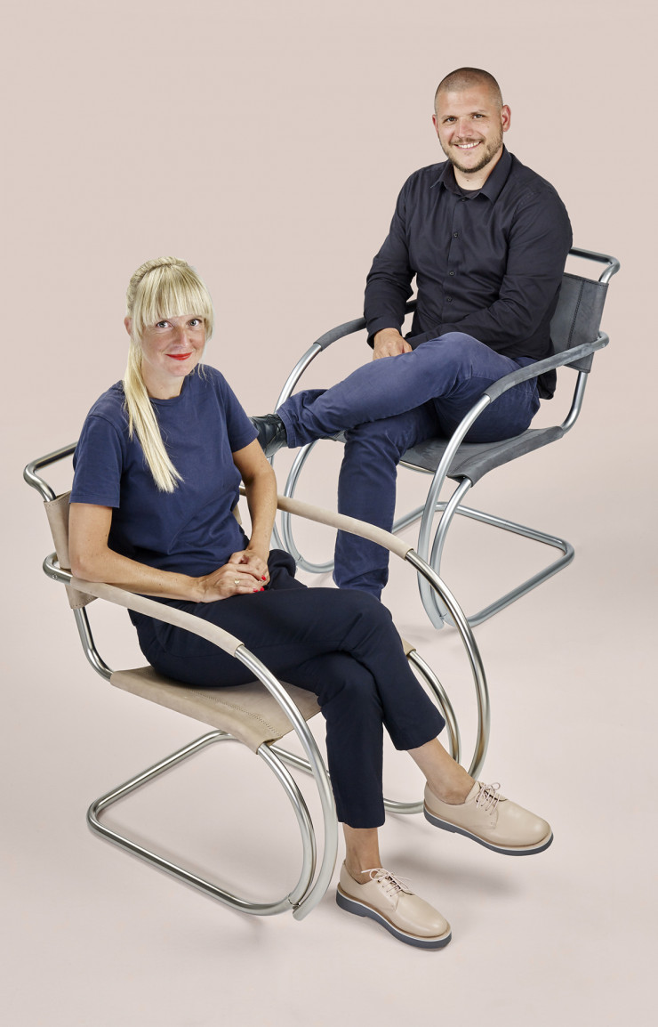 Le duo de jeunes designers allemands, Eva Marguerre et Walter Besau, a réinterprété pour Thonet le célébrissime fauteuil S 533 F en le modernisant de façon subtile.