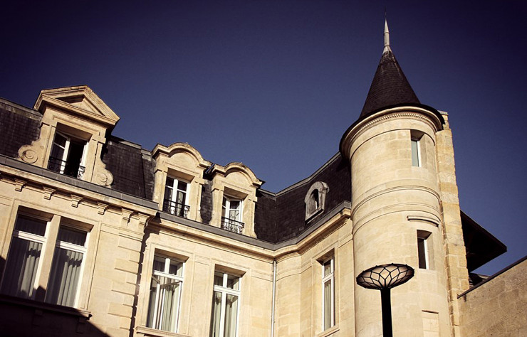 La fameuse pierre blonde de Bordeaux révèle toutes ses nuances sur la façade l’hôtel particulier.