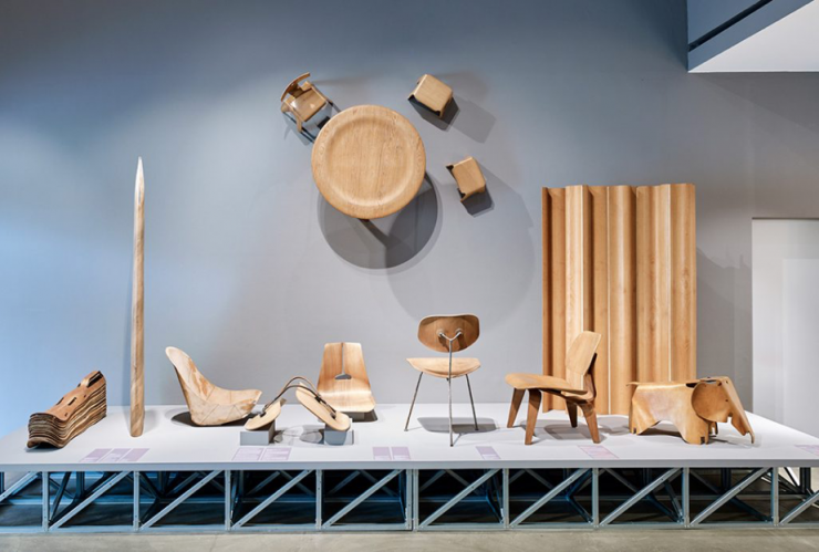 Vue de l’exposition « Charles & Ray Eames. The power of design » au Vitra Design Museum en 2018. L’attelle fondatrice se trouve à gauche de la photographie, le mobilier développé à sa suite à droite…
