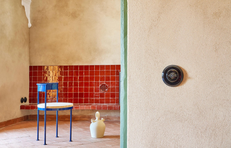 La Casa Villaba, une maison rurale du centre de l’Espagne transformée en maison d’hôtes, mêlant matériaux d’origine et palette contemporaine. Chaise 4Agustine (Kresta Design).