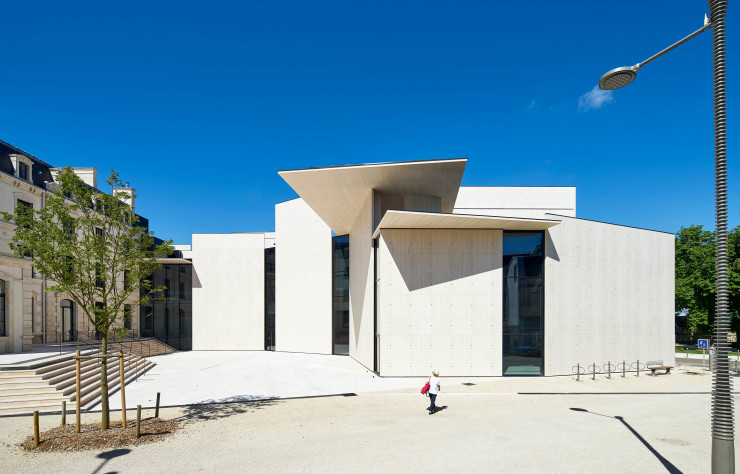 Le Signe, ouvert en 2016, fédère les festivités. Ce Centre national du graphisme est l’œuvre du cabinet d’architecture Moatti-Rivière.