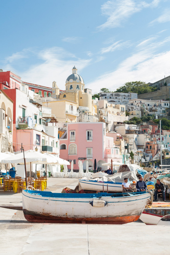 PROCIDA Île minuscule blottie dans la baie de Naples, Procida retient habitants et touristes dans les mailles...