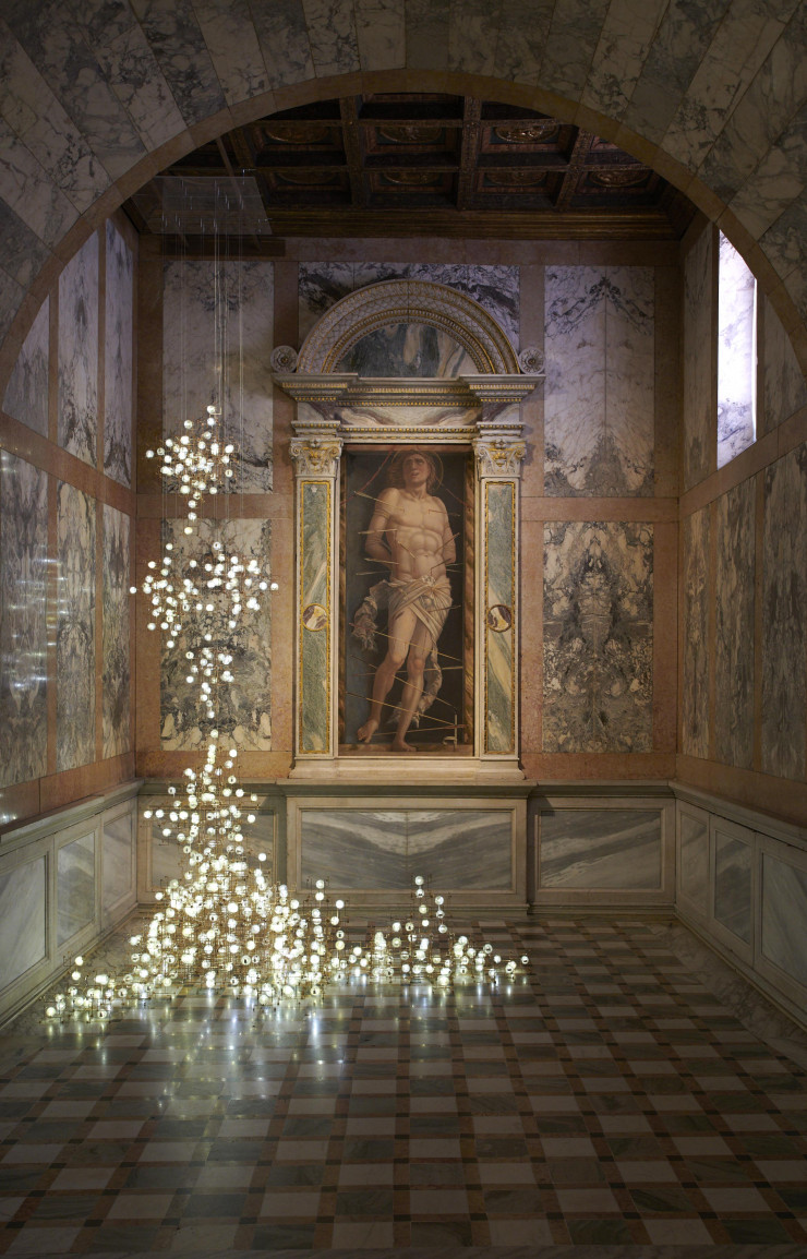 L’installation de Studio Drift et le saint Sébastien d’Andrea Mantegna.