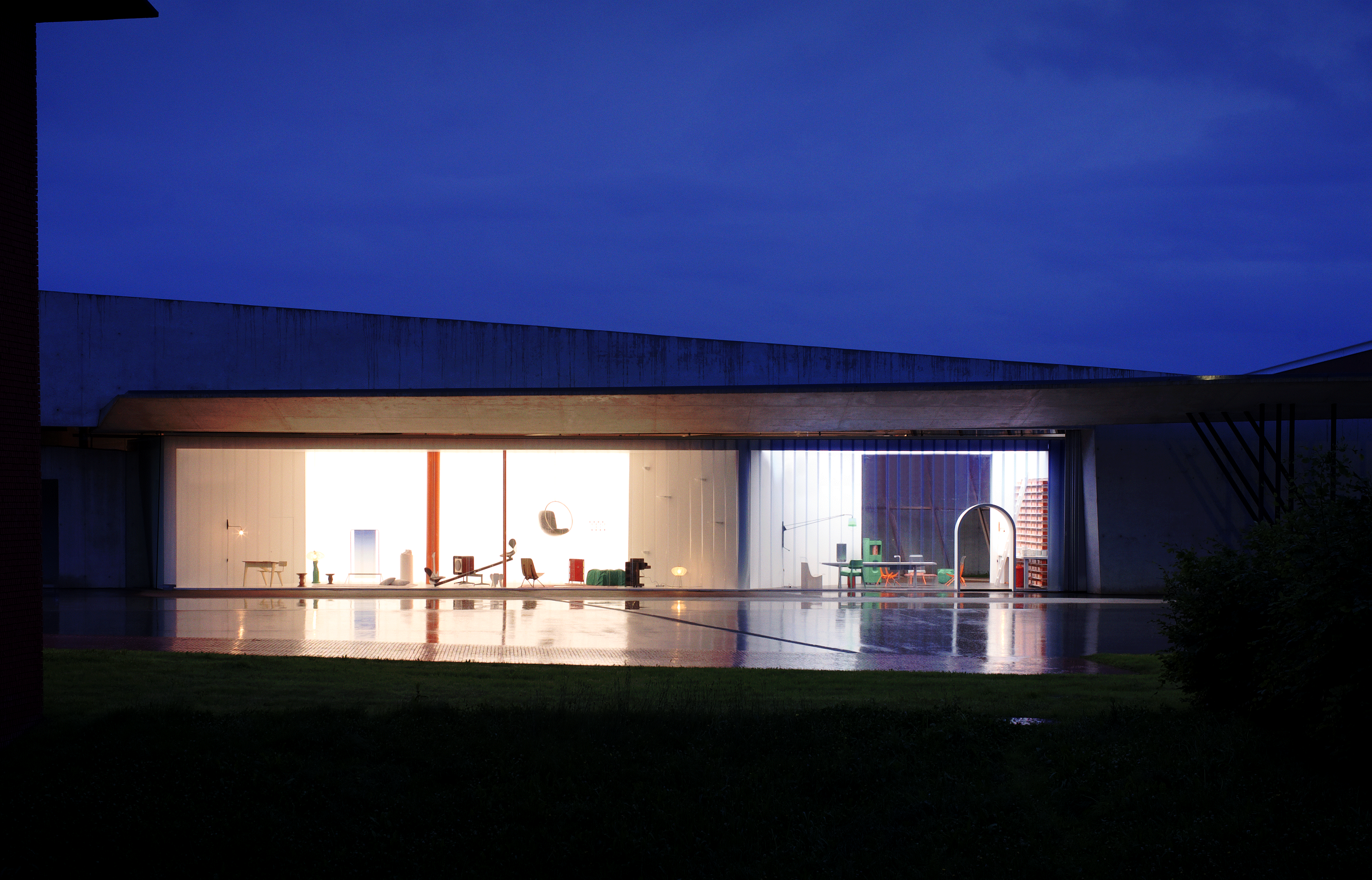 La caserne de pompiers conçue par Zaha Hadid au Vitra Campus, abrite l’installation Twentythirtyfive.