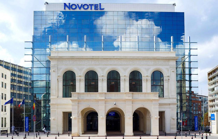 Le bâtiment de l’hôtel Novotel a été modernisé par l’adjonction d’une façade en verre.