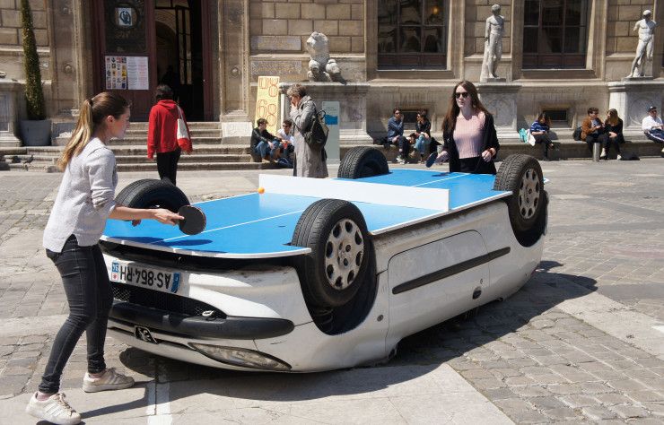 « La Peugeot 206 Table de Ping-Pong », actuellement en libre service à Paris, dans l’enceinte des Grands Voisins.