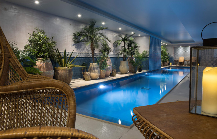 La piscine de 15 mètres de long, entourée de plantes exotiques est un plongeon au milieu d’un décor orientaliste et luxuriant par sa végétation.