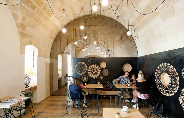 Sous les plafonds voûtés du Caffè Ridola, Manca Studio a choisi d’installer de fines suspensions et un patchwork de rosaces. Une belle adresse pour un déjeuner à rallonge.