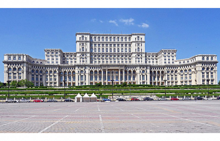 L’immense Palais du Parlement…
