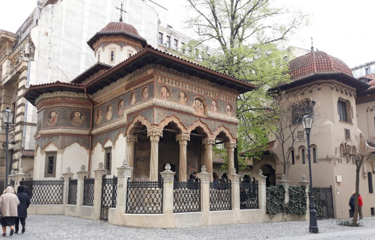 L’église du monastère Stavropoleos a miraculeusement survécu en plein centre ville.