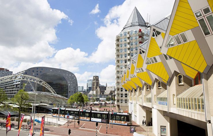 Dans le quartier de Oude Haven, les « maisons cubes » de l’architecte Piet Blom côtoient depuis cinq ans le marché couvert de l’agence MVRDV (à gauche).