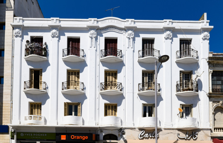 Détail d’un immeuble avec balcons et hautes fenêtres fermées de persiennes, comme il en existe des centaines dans la ville dite « moderne » (bâtie entre 1910 et 1930).