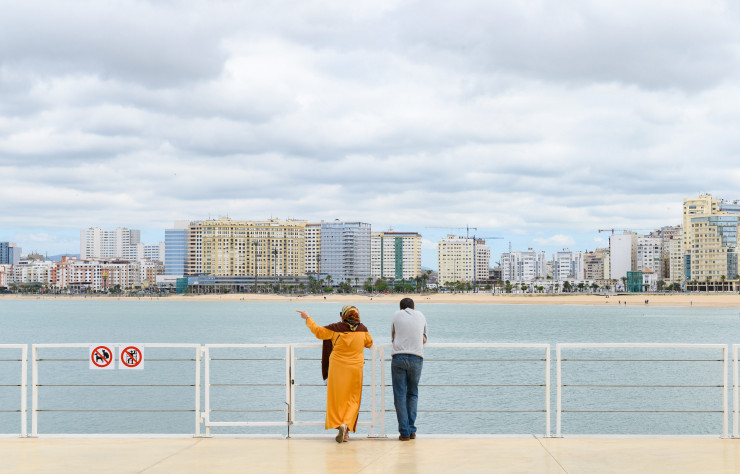 Des Tangérois observent les mutations accélérées de leur ville. De n’importe quel point de vue, sur le front de mer, on peut observer l’ovale parfait que forme la cité contemporaine placée tout autour de la plage et de la baie de Tanger.