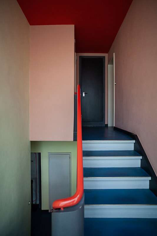 La rampe d’escalier de la maison du peintre Lyonel Feininger, alors enseignant : un jalon limpide.