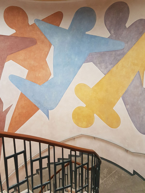 Dans l’escalier, la fresque d’Oskar Schlemmer figurant ses étudiants, un thème qu’il développera à Dessau.