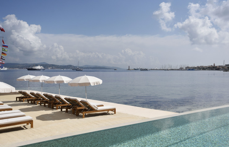 Une piscine abritée par les pins qui donne directement sur la plage privée de l’hôtel… Le luxe absolu.