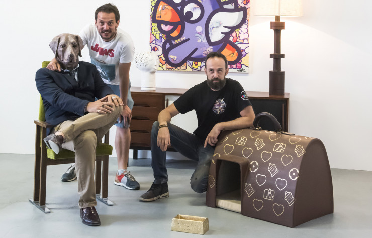De gauche à droite : Bruno l’antiquaire qui a du flair, Fabrice collectionneur de mobilier design depuis 20 ans et Stéphane alias Pec, accoudé sur la niche qu’il a revisitée avec humour.