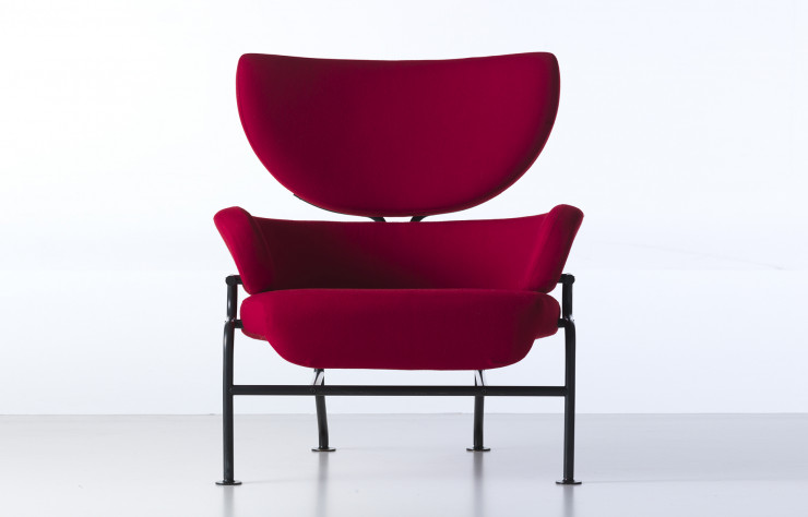 Avec le fauteuil « Tre Pezzi » (1959) conçu avec Franca Helg et réédité par Cassina depuis 2009, Albini casse l’image de la bergère classique. Repose-tête en demi-lune, anneau repose-dos et assise profonde : le confort se fait ultra-graphique.